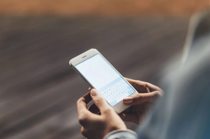 Προσοχή-σε-νέα-τηλεφωνική-απάτη-–-Παριστάνουν-τους-αστυνομικούς-και-αποσπούν-κωδικούς