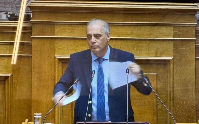 Βουλή:-Έσκισε-το-ΦΕΚ-με-τη-Συμφωνία-των-Πρεσπών-ο-Βελόπουλος