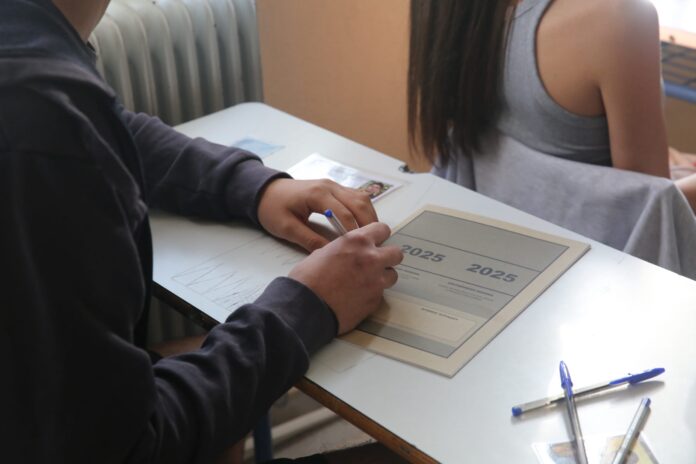 Πανελλήνιες-2025:-Δείτε-τις-απαντήσεις-στο-μάθημα-της-Νεοελληνικής-Γλώσσας