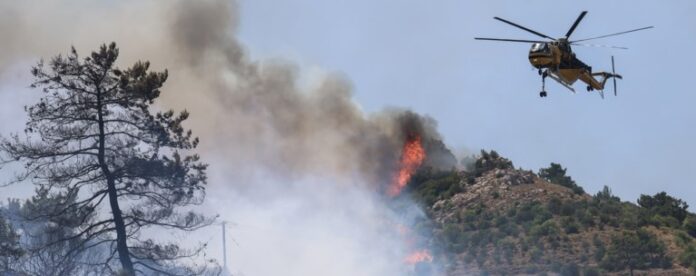 Μαίνεται-η-πύρινη-κόλαση-στη-Χίο:-Καίγονται-σπίτια,-στις-φλόγες-η-Μονή-του-Αγίου-Μάρκου