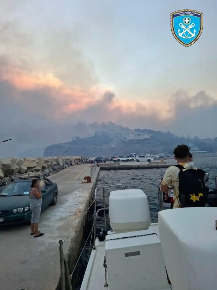 Φωτιά-στην-Χίο:-Έως-την-θάλασσα-έφτασαν-οι-φλόγες-–-Πάνω-από-50-απεγκλωβισμοί-από-το-λιμενικό