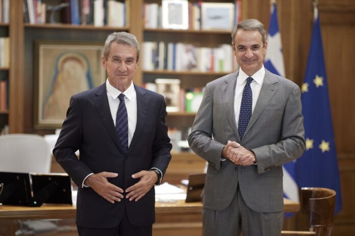 Ο-Μητσοτάκης-καλωσορίζει-τον-Λοβέρδο-στη-ΝΔ:-Μακριά-από-ταμπέλες-και-δόγματα,-ενώνουμε-τις-προσπάθειές-μας