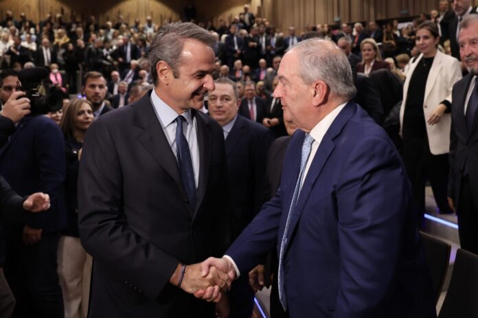 Ασφυκτικά-γεμάτο-το-Ωδείο-Αθηνών-–-απουσία-Σαμαρά,-παρών-Καραμανλής-και-μήνυμα-Μητσοτάκη-για-την-Τεχνητή-Νοημοσύνη