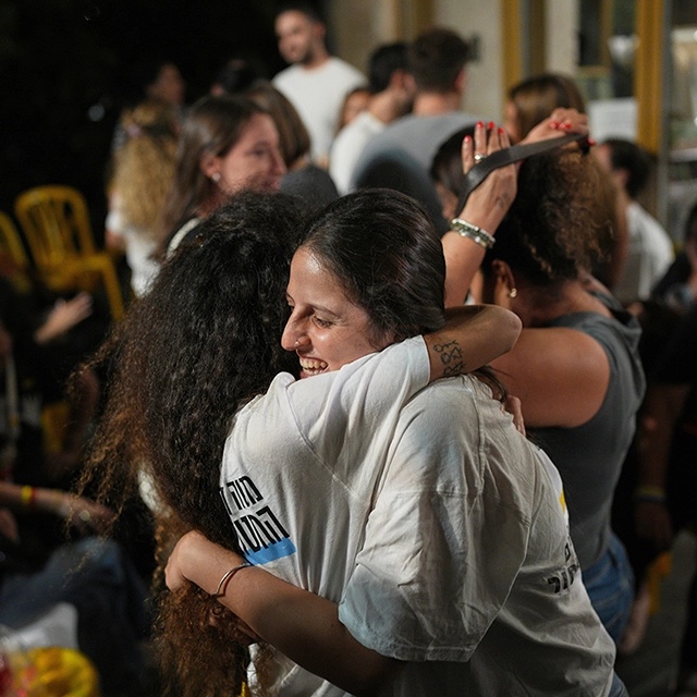 Ισραήλ-και-Χαμάς-συμφώνησαν-για-εκεχειρία-μετά-από-2-χρόνια-πολέμου-–-«Οι-όμηροι-θα-έχουν-επιστρέψει-τη-Δευτέρα»-λέει-ο-Τραμπ