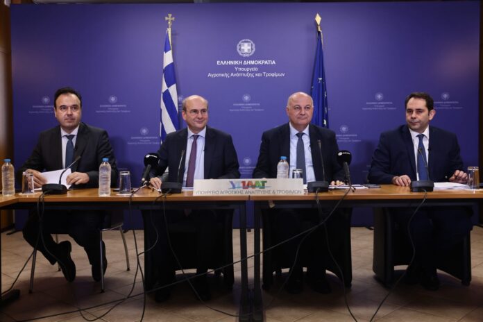 Αγρότες:-Η-εξειδίκευση-των-μέτρων-–-Στα-8,5-λεπτά-η-κιλοβατώρα,-μέσω-εφαρμογής-η-επιστροφή-του-ΕΦΚ-πετρελαίου-στην-αντλία