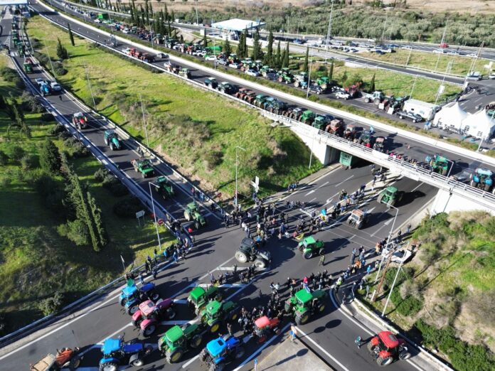 Αγρότες:-Την-ώρα-της-συνάντησης-κλείνουμε-δρόμους-σε-όλη-την-Ελλάδα-–-Κλιμακώνουν-τα-μπλόκα-της-Πανελλαδικής