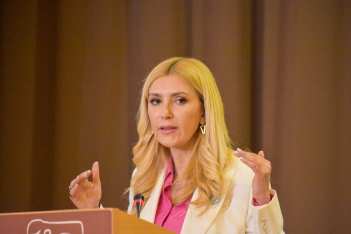 Το-“Μαζί-πιο-δυνατές”-με-τις-εργαζόμενες-γυναίκες-–-Φωτεινή-Αραμπατζή:-“Συνεχίζουμε!”