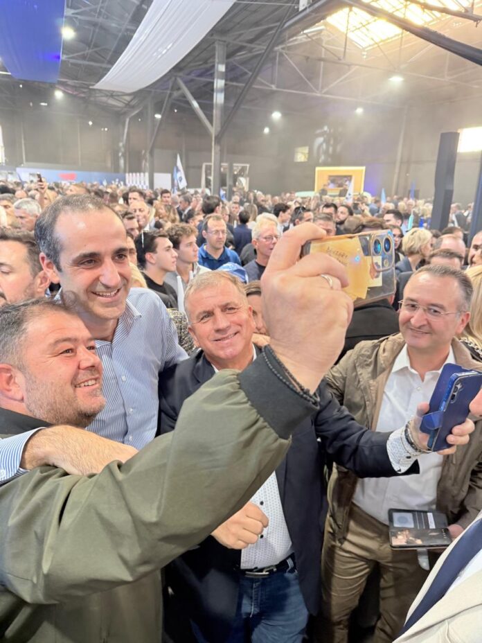 Η-θερμή-υποδοχή-στον-Γρηγόρη-Δημητριάδη-στην-εκδήλωση-για-τα-52-χρόνια-της-ΝΔ
